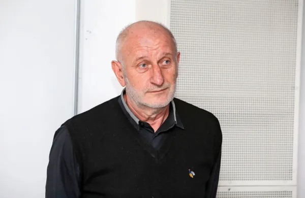 Geograf in ekolog Dušan Plut je za STA pojasnil, da je ključni razlog 
za odstop Pahorjeva neodzivnost na omejitve, ki jih je nedavno 
sprejeta interventna zakonodaja postavila nevladnikom pri zaščiti 
narave in okolja.