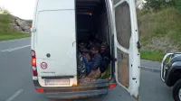 

Prevozniki so ilegalne migrante vozili v tovornih delih kombijev, 
včasih pa tudi v prtljažnikih osebnih vozil. 