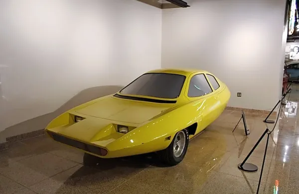 Izdelan je bil zgolj en primerek tega avtomobila, opremljen pa je 
bil z BMW-jevim motorjem. 

