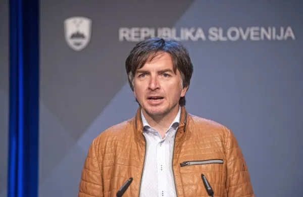  Koordinacija, ki je domovom starejših pomagala pri preprečevanju širjenja novega koronavirusa, oskrbovancem ni zapirala poti v 
bolnišnico, trdi član koordinacije in direktor Klinike Golnik Aleš 
Rozman. 