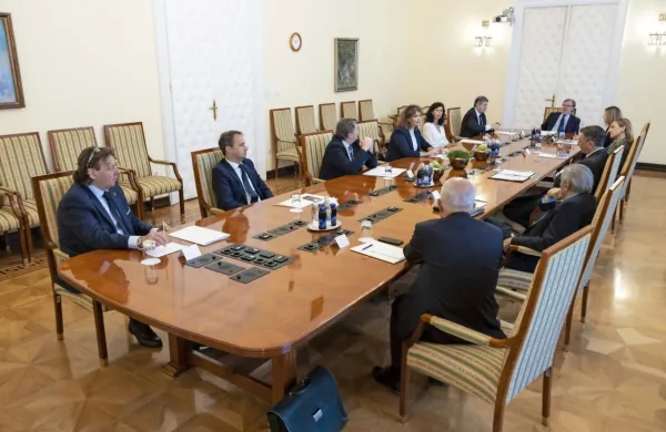 Predstavnike slovenske manjšine v Italiji je pred sobotnim obiskom italijanskega zunanjega ministra Luigija Di Maia v Sloveniji 
danes na delovnem pogovoru v Ljubljani sprejel predsednik 
republike Borut Pahor.