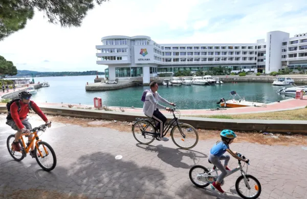 Sava Turizem je odpustila osem  zaposlenih  iz  skupnih služb  iz 
nekdanje družbe Hoteli Bernardin, ki si jo je pripojila aprila 
letos.