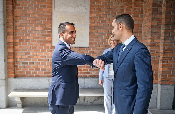 Slovenski zunanji minister Anže Logar (desno) je danes sprejel 
italijanskega zunanjega ministra Luigija Di Maia. Foto: STA