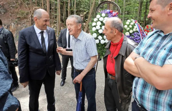Spominska slovesnost in maša ob 30. obletnici prve spravne slovesnosti v Kočevskem Rogu.


