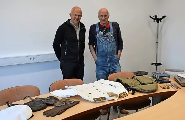 

Direktorju Janku Boštjančiču je  zapuščino  Milovana Bernika izročil nečak Pavel Bernik (desno).

