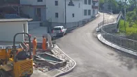Cesto so razširili, prenovili in ob njej uredili komunalno infrastrukturo. 