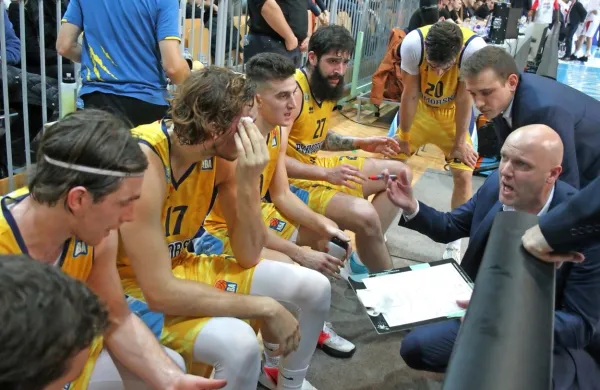 Košarkarski klub Koper Primorska se je včeraj s sporočilom za 
javnost odzval na odločitev komisije za licenciranje pri Košarkarski zvezi Slovenije (KZS), ki mu ni podelila licence za tekmovanje v sezoni 2020/21. 