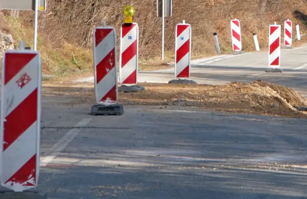 Do plazu je prišlo nekaj pred sedmo uro zjutraj, na cesto je padlo 
okrog 700 kubičnih metrov materiala. 