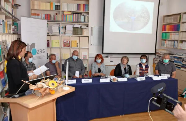 Udeleženci včerajšnje tiskovne konference, ki jo je vodila predstojnica Inštituta za oljkarstvo  dr. Maja Podgornik (stoji), so 
govorili o izzivih slovenskega oljkarstva. 