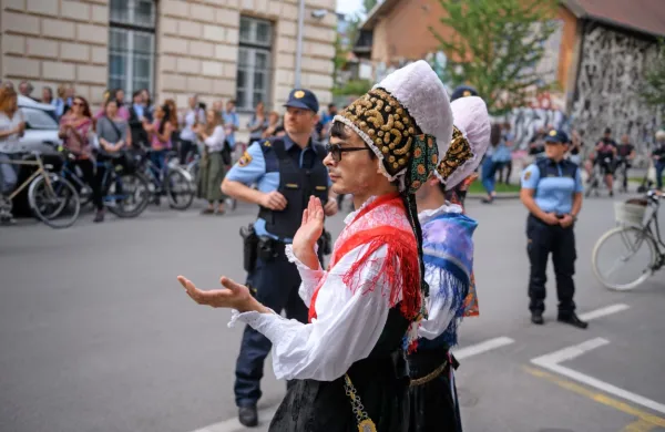  V kulturnem in kreativnem sektorju je sedem odstotkov zaposlenih, 
kjer se mnogi soočajo s hudimi stiskami, kar so minuli teden že drugič 
jasno poudarili tudi na protestih pred ministrstvom za kulturo.  