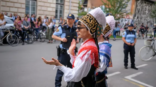  V kulturnem in kreativnem sektorju je sedem odstotkov zaposlenih, 
kjer se mnogi soočajo s hudimi stiskami, kar so minuli teden že drugič 
jasno poudarili tudi na protestih pred ministrstvom za kulturo.  