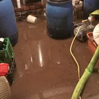 Gasilci Zavoda za gasilno in reševalno službo Sežana in  PGD Povir 
so izčrpali vodo  in pred dvorišče namestili 35 vreč s peskom.
