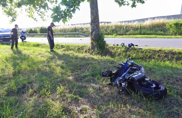 Voznik avtomobila je  pred štirimi leti presekal pot motoristu, ki se  
je  z dekletom peljal od Bertokov proti Bivju.