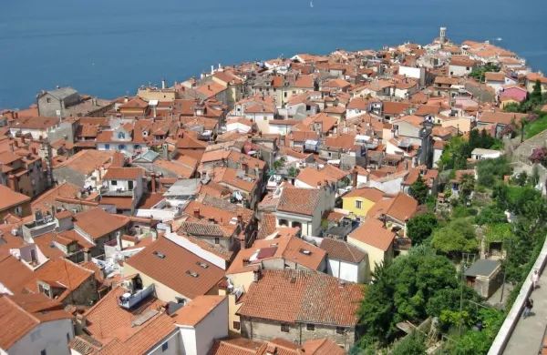 Piran je  najgosteje naseljeno mestno naselje  s skoraj 5360 
prebivalci na kvadratni kilometer.