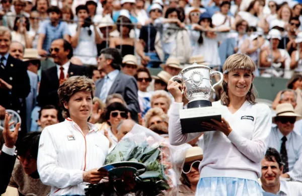 Prizor s podelitve finala posameznic na Roland Garrosu leta 1983: 
Mima Jaušovec (levo) in zmagovalka Chris Evert.
