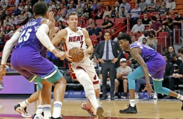 Goran Dragić (z žogo) bo z Miamijem na Floridi lovil odmeven 
dosežek v končnici sezone, ki naj bi mu po pogodbi navrgla 19 
milijonov dolarjev. 