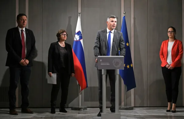 Izjave predstavnikov poslanskih skupin SD, LMŠ, Levica in SAB o 
interpelaciji zoper ministra za notranje zadeve.

