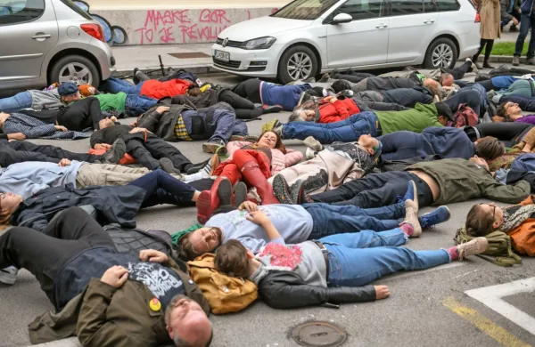 Kulturniki so protestno ležali pred ministrstvom