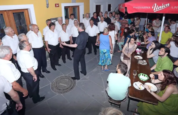 Utrinek iz ene od preteklih izvedb praznika Oljk, vina in rib