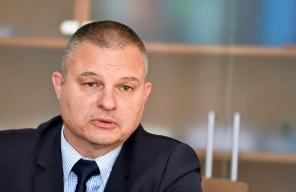 Upravno sodišče je zavrnilo zahtevo nekdanjega direktorja Nacionalnega preiskovalnega urada (NPU) Darka Muženiča, naj do 
končne odločitve zadrži izvajanje odločbe o njegovi razrešitvi.