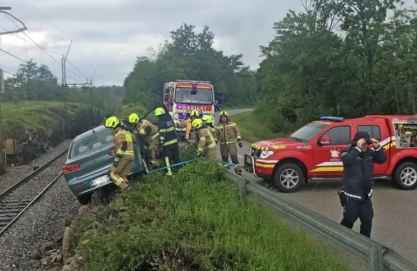 Obstala v avtu nad železnico