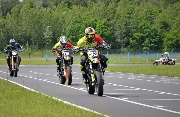 V razredu supermoto je  zmagal  Nejc Kržič (Gas Vrtejba, na 
fotografiji s številko 33).