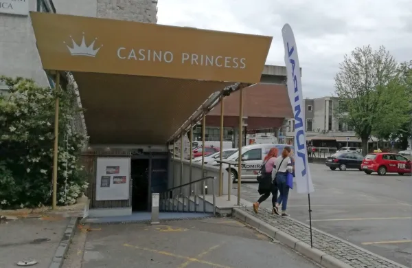Igralni salon Admiral Princess v središču Nove Gorice so ponovno 
odprli že v petek popoldne.