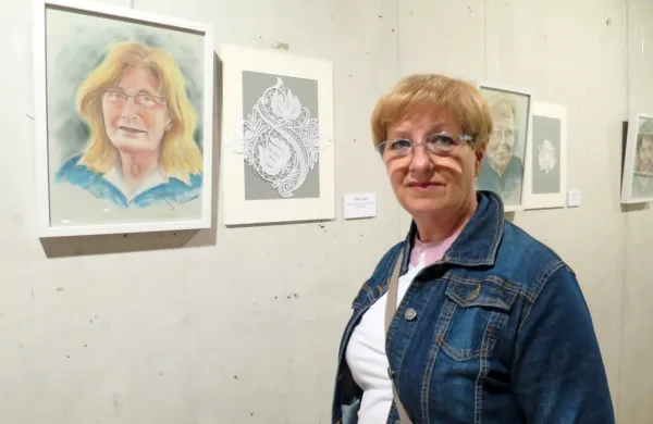 Vera Kostanjšek v galeriji sv. Barbare razstavlja portrete 28 čipkaric, one pa čipke, ki bodo v 
Brabarini galeriji na ogled do 20. junija. 