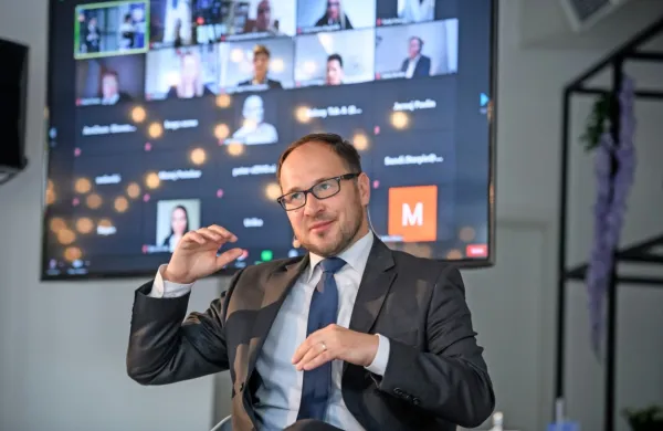 Infrastrukturni minister Jernej Vrtovec od družbe 2TDK pričakuje 
spoštovanje smernic EU na področju javnega naročanja, ko gre za 
izvajalce iz tretjih držav in kjer obstaja nevarnost socialnega 
dumpinga.
