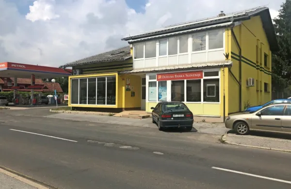 Policist je  s službeno pištolo od uslužbencev Deželne banke terjal 
denar, nato pa si je v bližini z njo sodil sam.