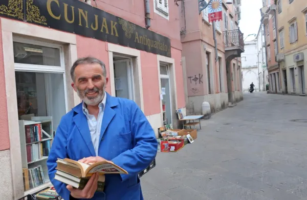 V Kopru bralci najraje posegajo po ezoteriki, knjigah s psihološkimi nasveti in ljubezenskimi romani. 