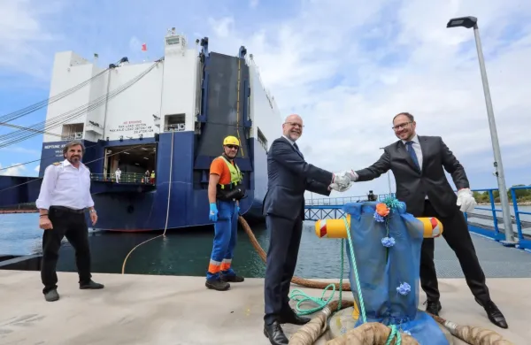 Ladjo Neptune Kefalonia sta ob novi privez simbolično družno 
privezala predsednik uprave Luke Dimitrij Zadel in minister za 
infrastrukturo Jernej Vrtovec. 