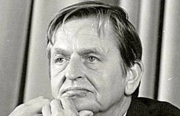 Olof Palme je veljal tudi za pomemben glas na področju mednarodne politike. Kritičen je bil tako do ZDA kot Sovjetske zveze, 
ostro je obsojal apartheid v Južni Afriki, režim španskega generala 
Francisca Franca in se bojeval proti širjenju jedrskega orožja.