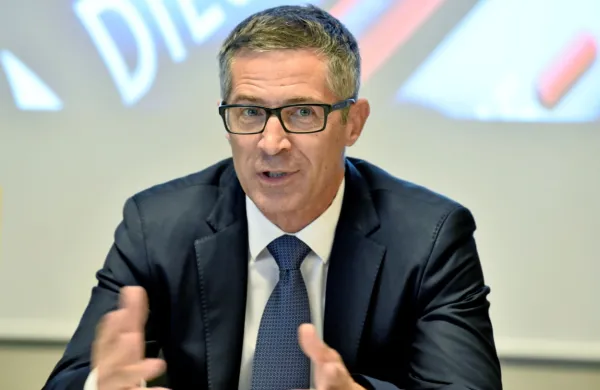Upravni odbor Družbe za upravljanje terjatev bank (DUTB), ki ga 
sestavljajo štirje neizvršni in trije izvršni direktorji, je v torek za 
svojega predsednika imenoval Borisa Novaka.