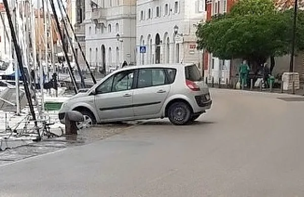 Z avtom obvisel nad morjem