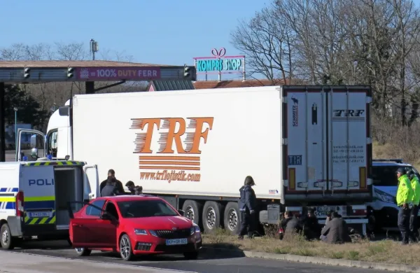 Uslužbenca finančne uprave sta na Fernetičih na valentinovo iz 
hladilnika slišala trkanje, nato pa so s policisti v notranjosti odkrili 
šest prebežnikov.