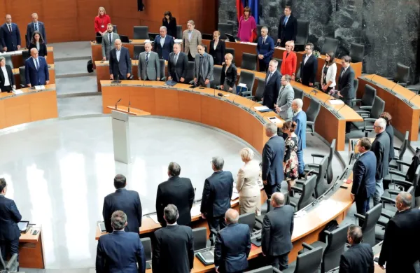  Predlagatelji interpelacije gospodarskega ministra Zdravka 
Počivalška  so prepričani o njegovem negospodarnem ravnanju in 
odgovornosti za to, da so z nabavami zaščitne opreme omogočili 
visoke marže za 
