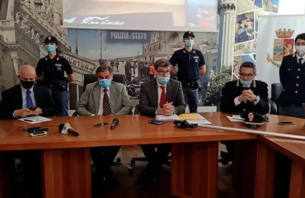 Policija iz Trsta in Vidma je v dopoldanskih urah zaključila obsežno 
policijsko akcijo, v sklopu katere so v Furlaniji-Julijski krajini 
pridržali šest pripadnikov kriminalne združbe, ki so trgovali s 
kokainom in heroinom. (Foto vir: Primorski dnevnik)
