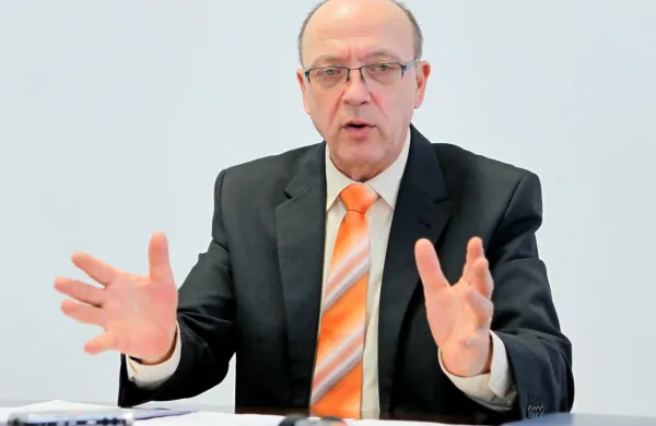 Vlada je danes razrešila nekdanje člane, ki ne opravljajo več svojih 
funkcij, in nanje imenovala nove. Skupino bo vodil državni 
sekretar v kabinetu premierja Vinko Gorenak.