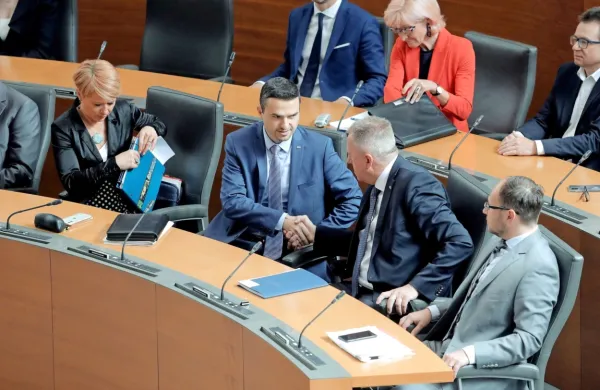 Koalicija se je  odločno postavila v bran ministru Zdravku 
Počivalšku.