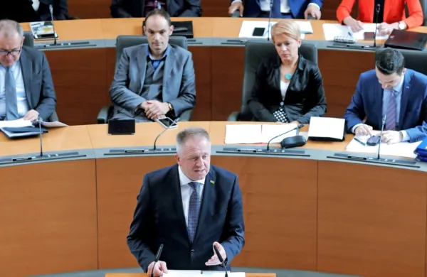 Počival&scaron;ek: Tisti, ki boste iskali moje prstne odtise pri poslih z državo, izgubljate čas