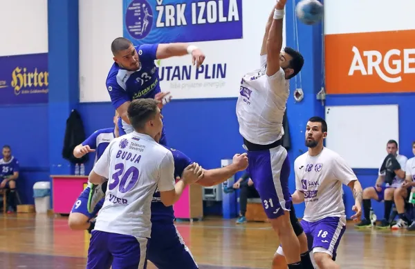 Ilija Petrović (v skoku) se med drugimi poslavlja od izolskega 
moštva.

