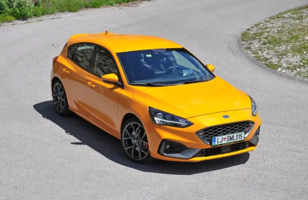 Focus ST v posebni in ne najbolj poceni oranžni barvi je prava paša za oči za tiste, ki so jim avtomobili s športnim karakterjem nekoliko 
bolj blizu. 