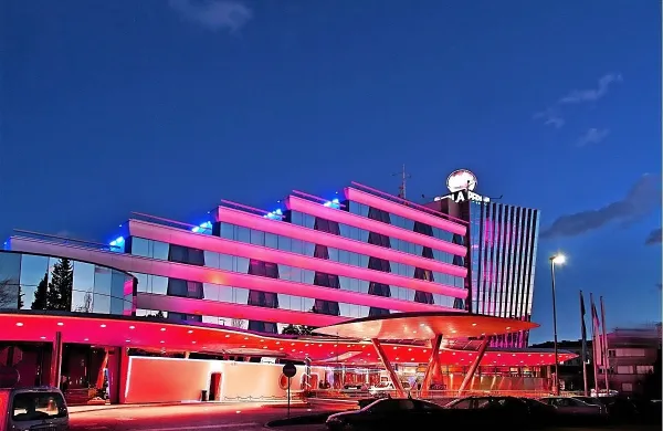 Odprli bodo Perlo, Park in Casin&ograve; Drive-in