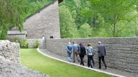 V notranjosti kostnice so položili venec, zaradi  koronavirusa pa je 
vanjo vstopalo hkrati le po šest ljudi. 