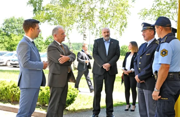 Notranji minister Aleš Hojs je ob  obisku v Metliki napovedal, da bo 
vlada na današnji dopisni seji s 15. junijem sprostila prehod 
maloobmejnih prehodov.