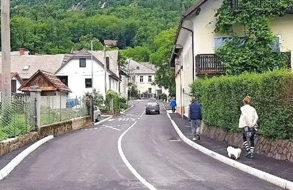Po zamudah in več prekinitvah je vzhodna bovška vpadnica 
končno prenovljena.