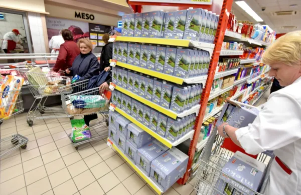 Anketa: Druženje in obisk trgovin &scaron;e daleč od stanja pred epidemijo