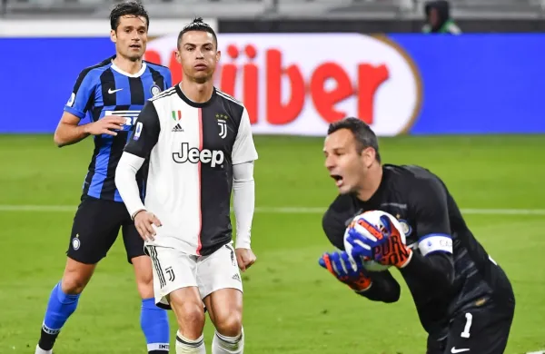 Se bosta Samir Handanović (z žogo) in Cristiano Ronaldo (v 
črno-belem dresu) spet srečala v finalu italijanskega pokalnega 
tekmovanja? 