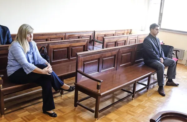 Robert Časar in Irena  Andrejašič Troha  očitke tožilstva ves čas 
zanikata. 